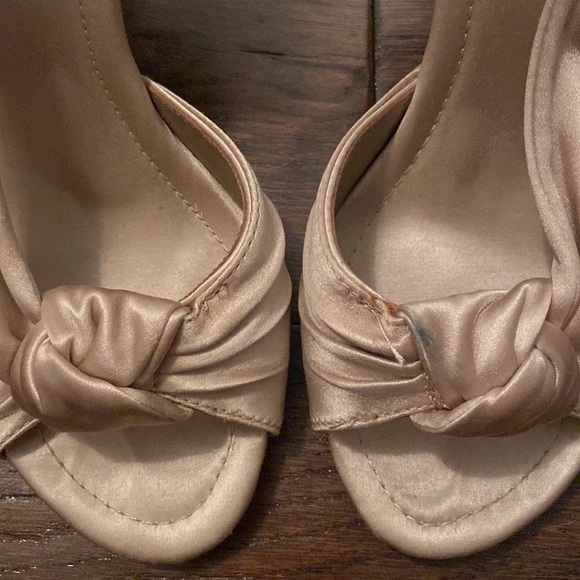 Max Studio champagne satin sandal heels - Picture 2 of 5